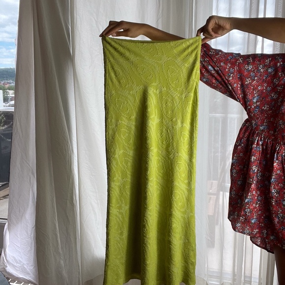 Green Skirt and Backless Top Set - Picture 5 of 6